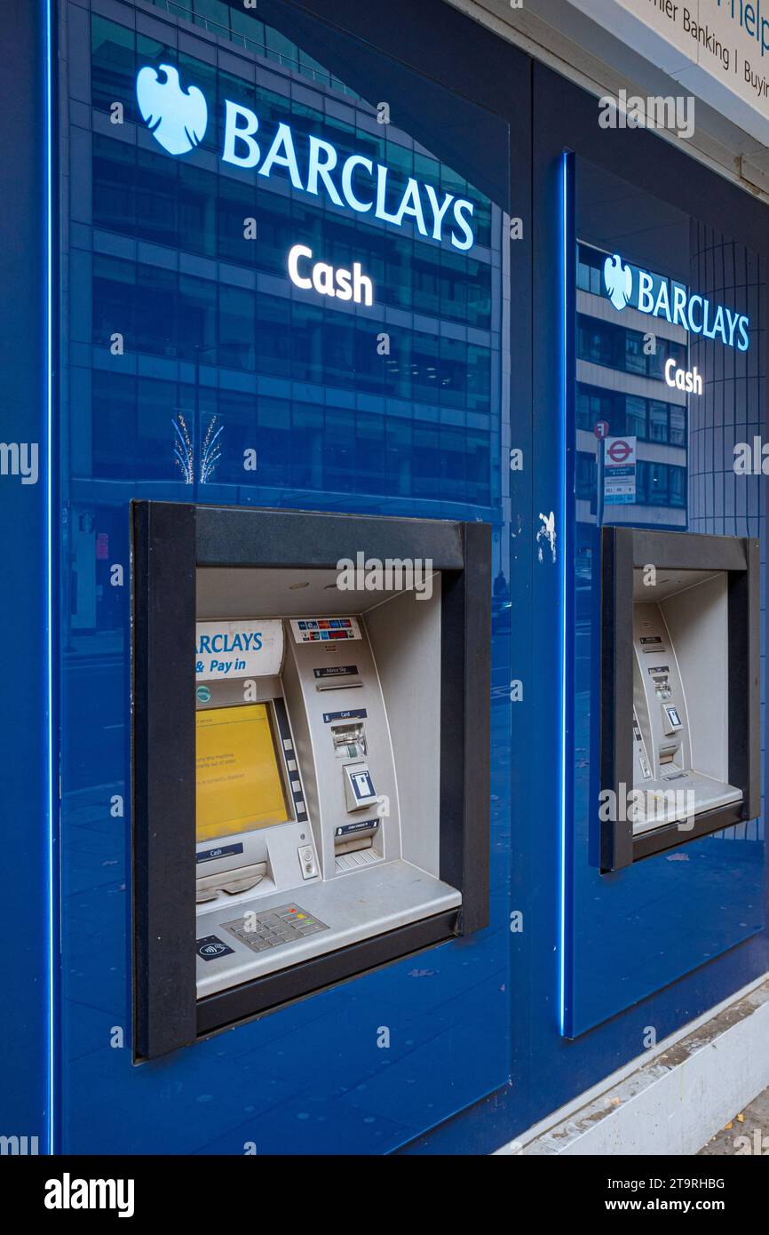 Barclays Bank macchine per il cashpoint presso una filiale di Londra. Bancomat della Barclays Bank. Bancomat Barclays. Foto Stock