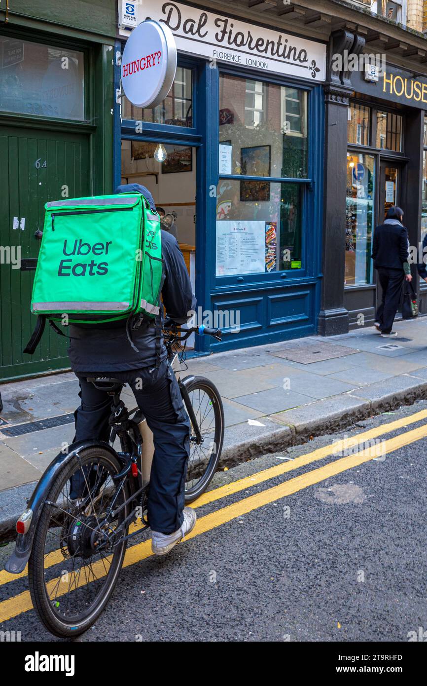 Uber mangia il corriere di consegna del cibo nel centro di Londra. Foto Stock