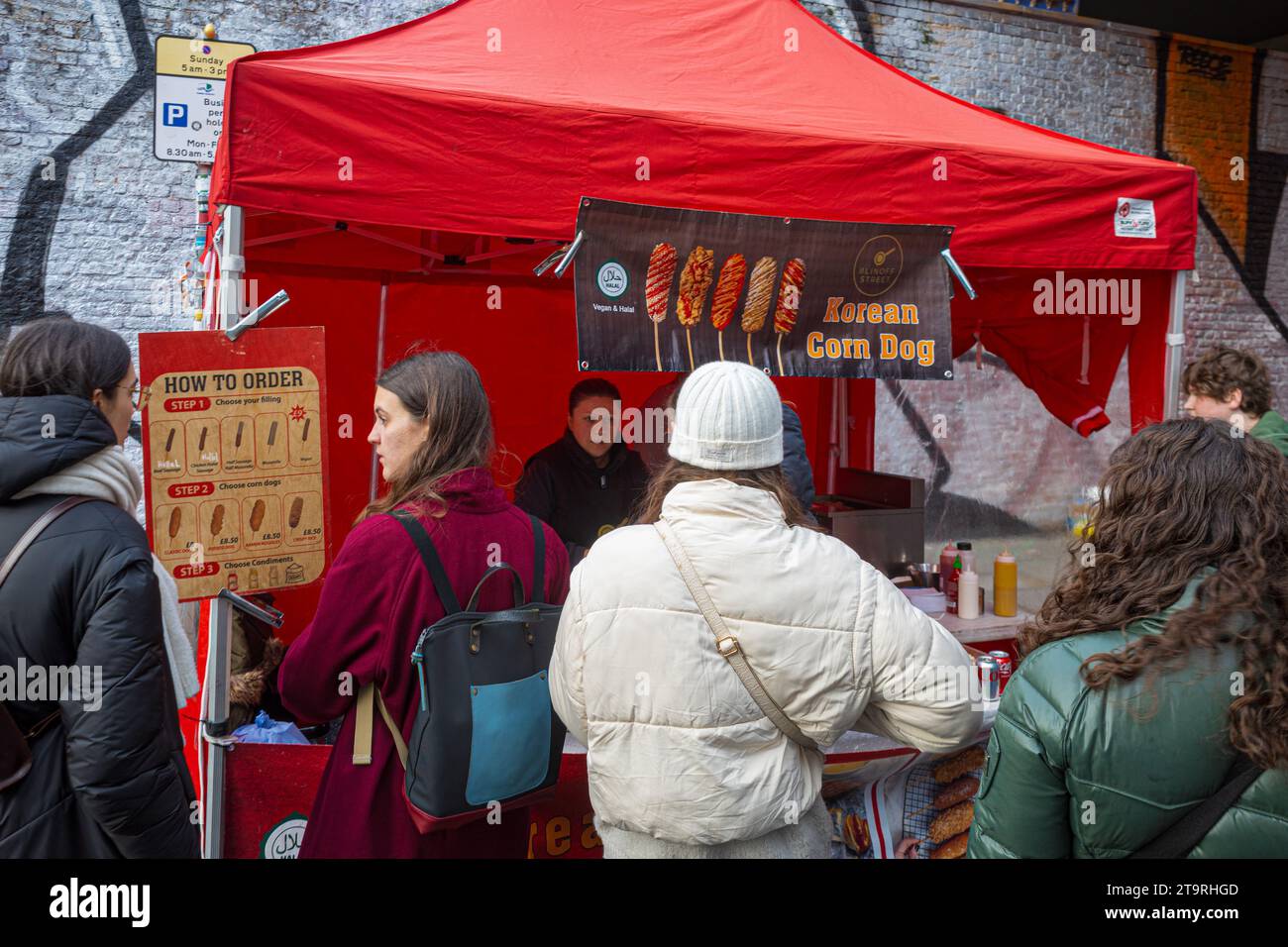 Chiosco di Street food Korean Corn Dog a Brick Lane East London, Regno Unito. Foto Stock