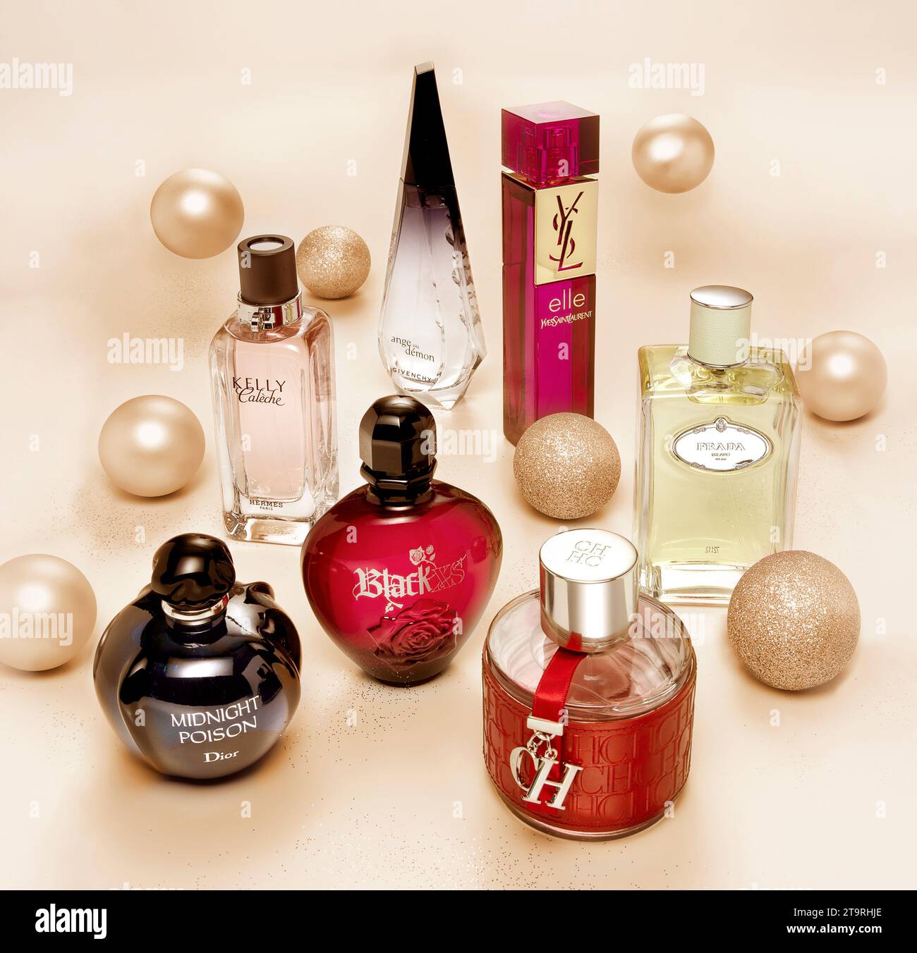 Barcellona - Spagna, luglio 2021 circa - Still Life of Distinguished Fragrances for Women on Christmas Set. Yves Saint Laurent, Hermes, Prada, Dior, Paco Rabann Foto Stock