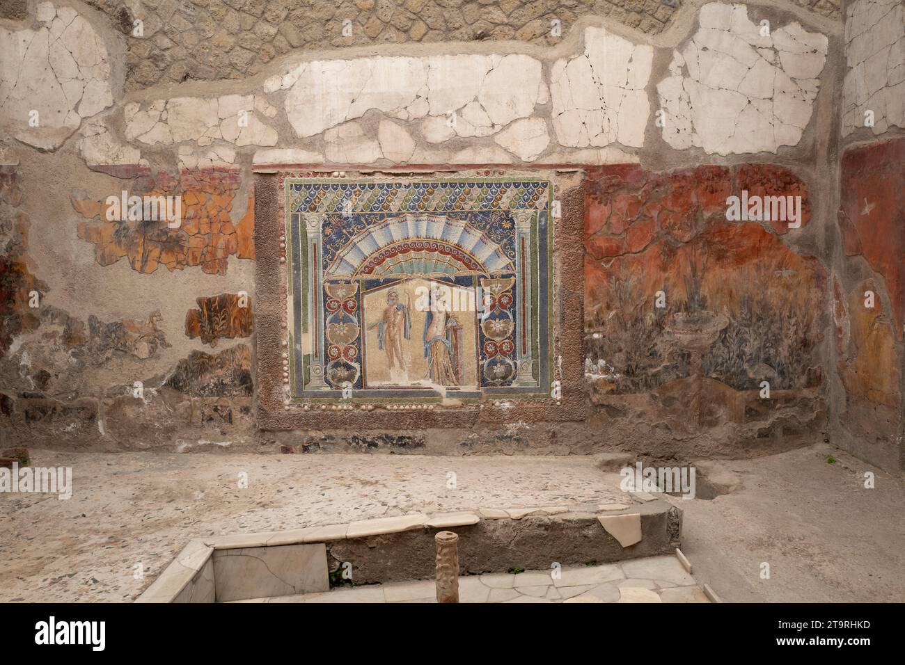 Oplontis - Italia - circa marzo 2022. Casa nobile. Rovine di una dimora romana e mosaico smaltato a Villa Oplontis vicino al Vesuvio vulcano. Foto Stock