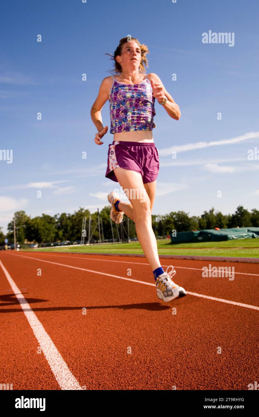 Una donna che corre su una pista a Fort Collins, Colorado. Foto Stock