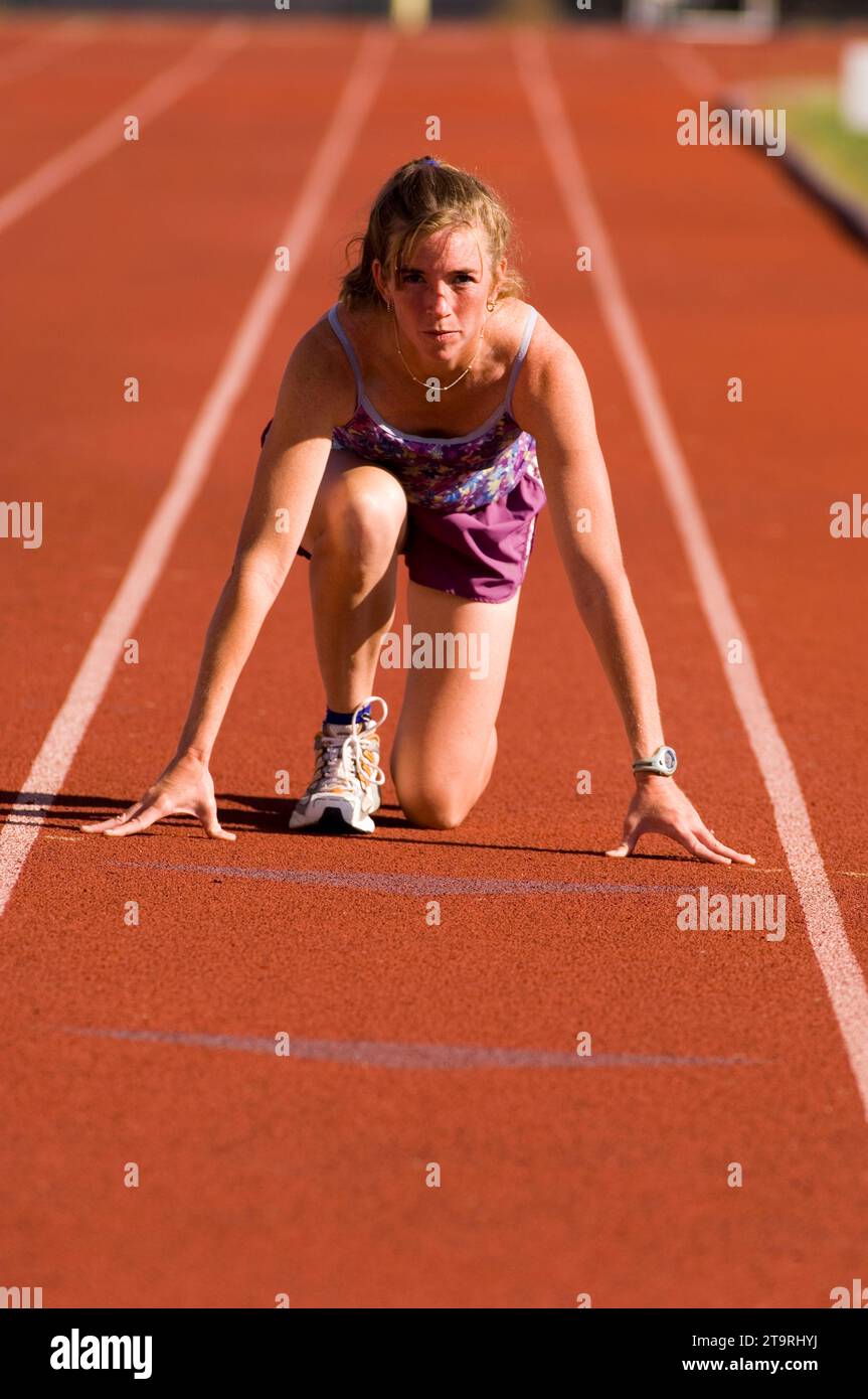 Una donna che si prepara a correre in pista, Fort Collins, Colorado. Foto Stock