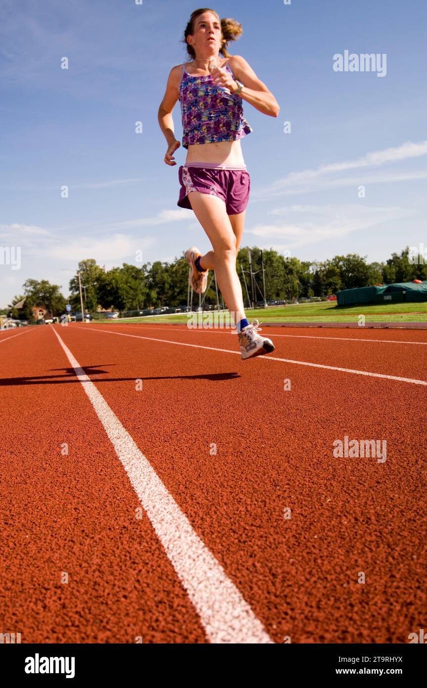 Una donna che corre in pista a Fort Collins, Colorado. Foto Stock