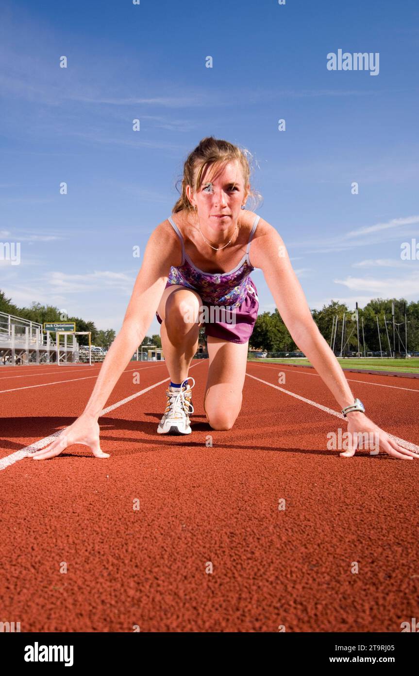 Una donna che si prepara a correre in pista a Fort Collins, Colorado. Foto Stock