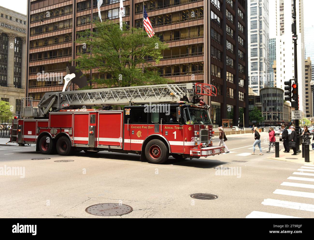 Chicago, USA - 5 giugno 2018: Camion dei pompieri sulla strada di Chicago, Illinois. Foto Stock