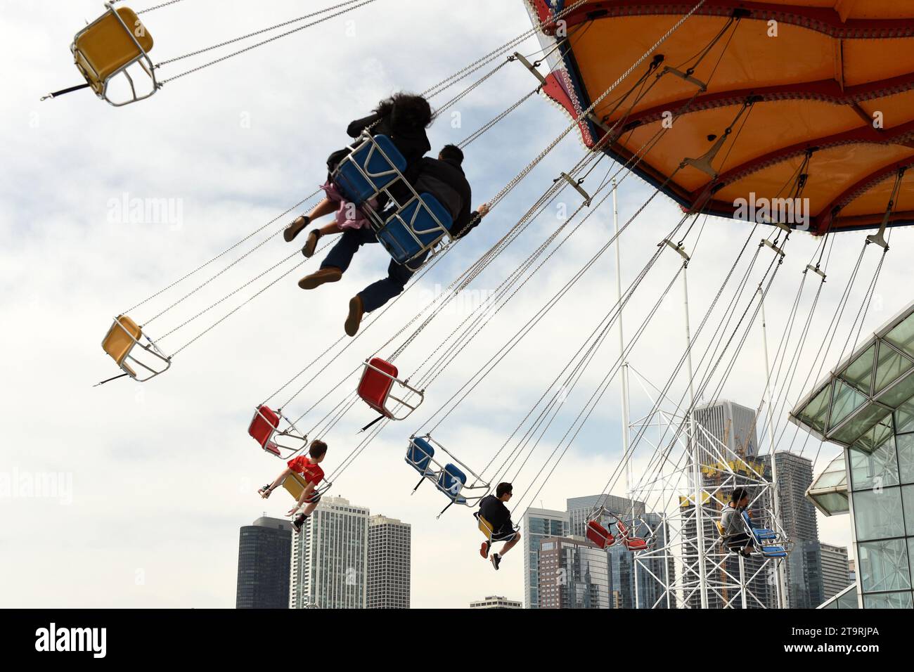 Chicago, Illinois, USA - 6 giugno 2018: Le persone cavalcano il Wave Swinger sul Navy Pier di Chicago. Foto Stock