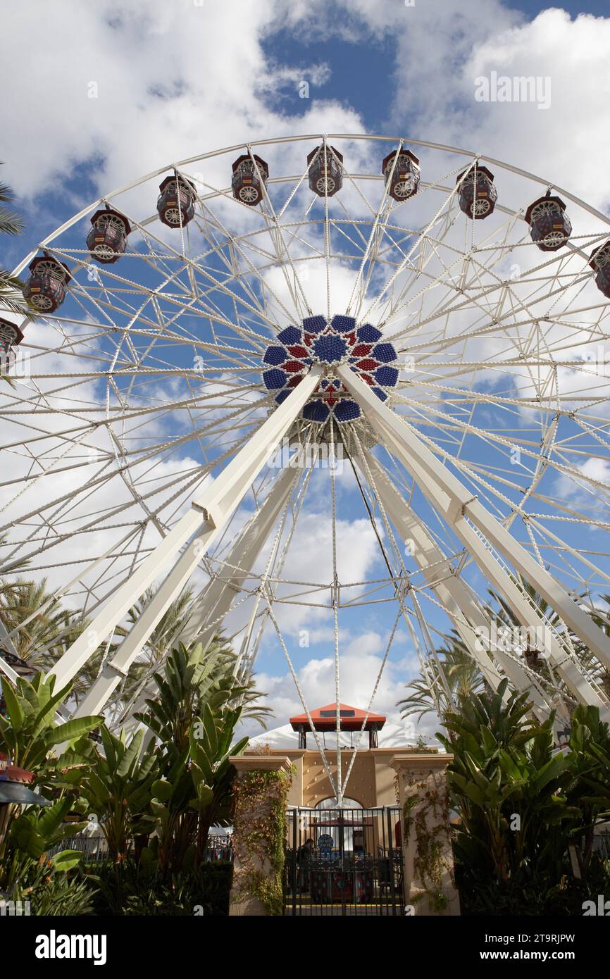 Una ruota panoramica in un parco divertimenti. Foto Stock