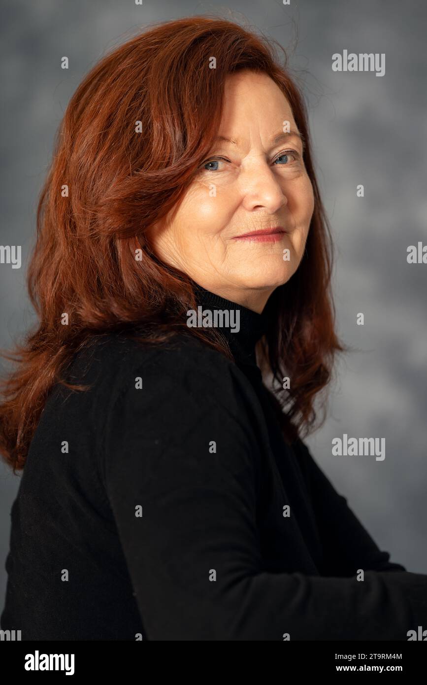 Ritratto di elegante donna di 60s anni su sfondo grigio. Donna matura di mezza età, elegante e sicura in europa Foto Stock