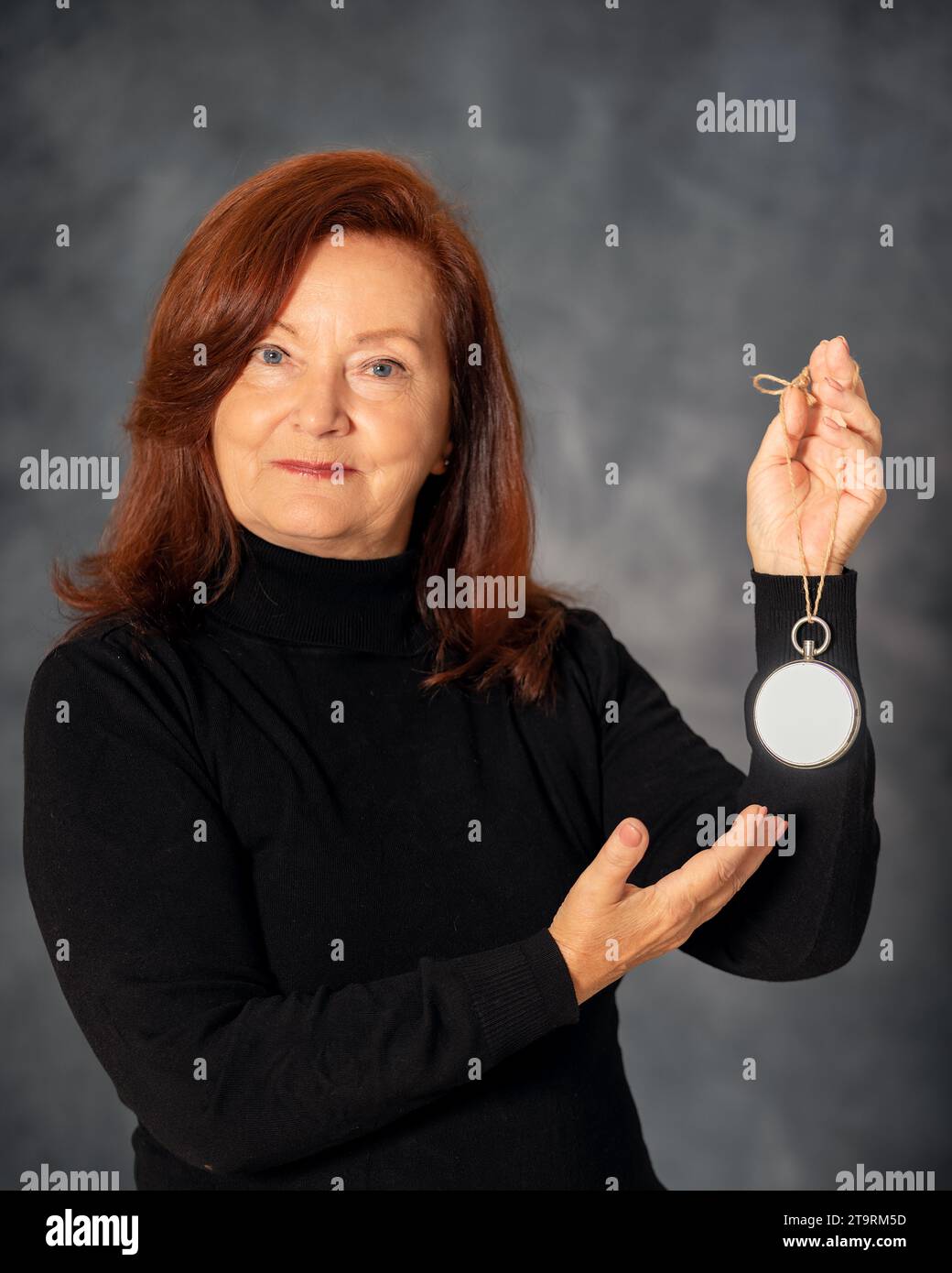 Ritratto di elegante donna di 60s anni su sfondo grigio. Donna matura di mezza età, elegante e sicura in europa Foto Stock