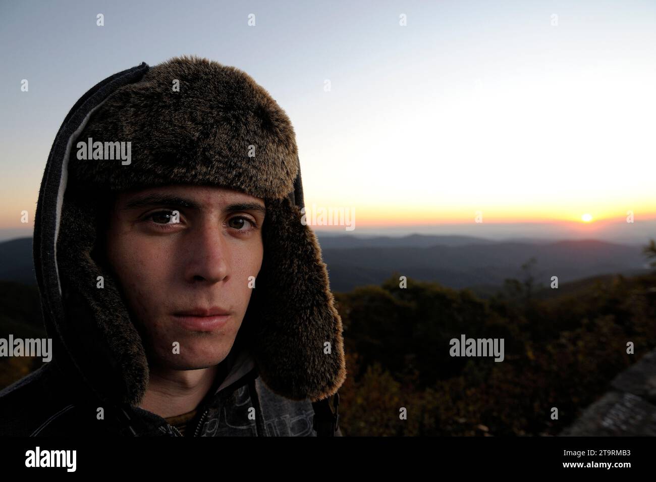 Ritratto di un uomo che indossa un cappello al tramonto in Bird Knob - Shenandoah, Virginia, 3 ottobre 2008. Foto Stock
