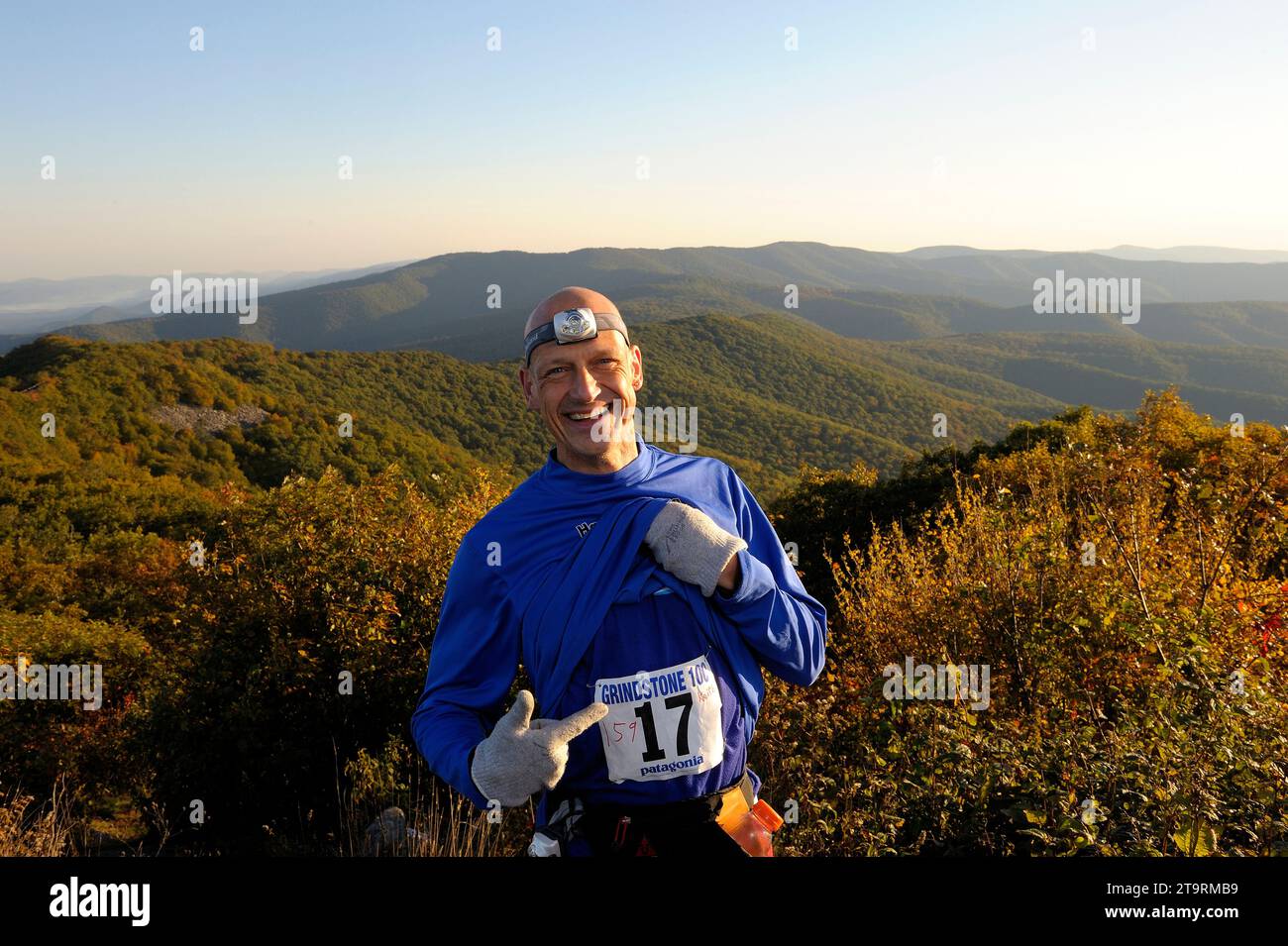 Ultra maratoneta, di Malver, Pennsylvania, mostra il suo numero di gara a Bird Knob - Shenandoah, Virginia durante la Grind Stone 100 Foto Stock