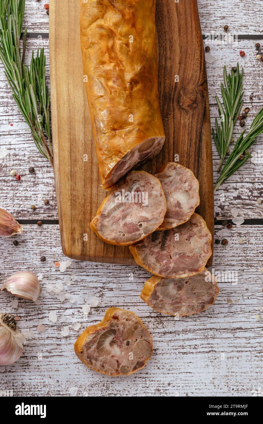 Salsiccia di maiale affumicata su tagliere di legno e tessuto di iuta. Foto Stock