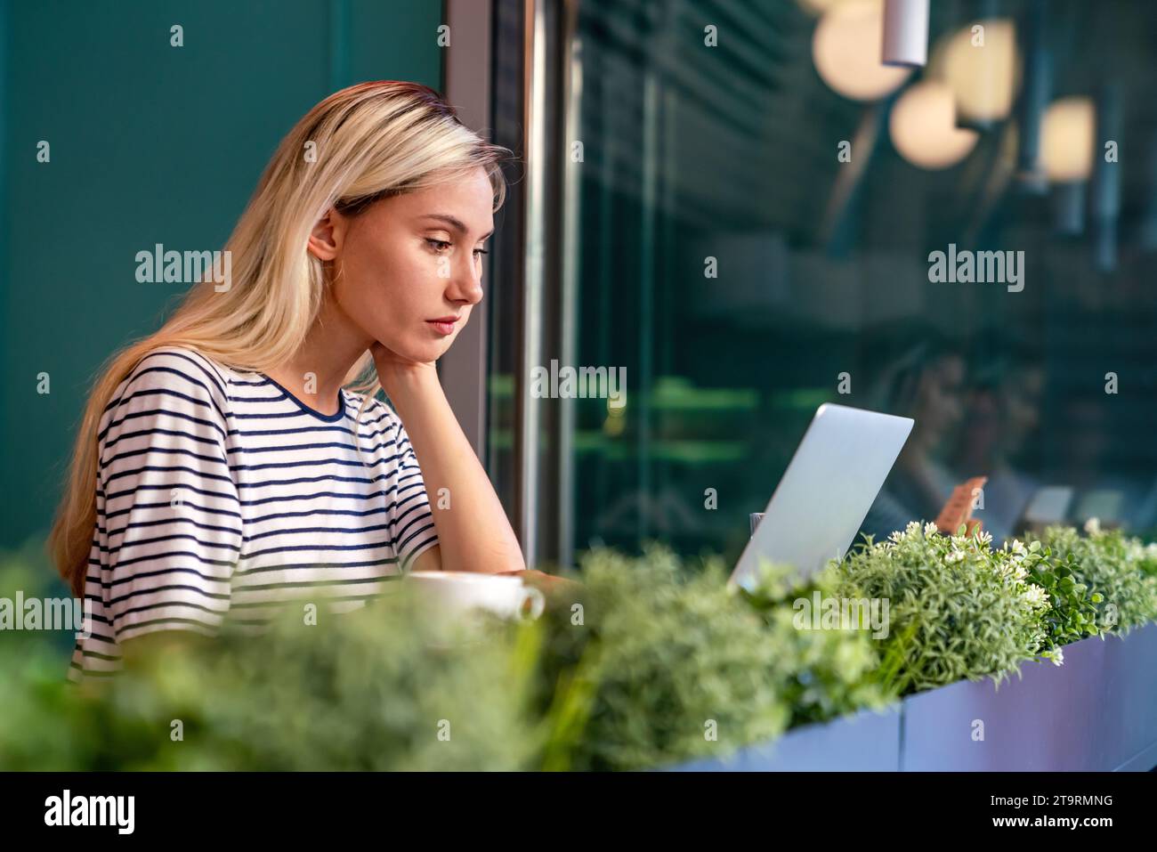 Ritratto di una giovane donna eccitata che fa una chat video su un  dispositivo digitale. Concetto di lavoro per leducazione delle persone  Foto stock - Alamy