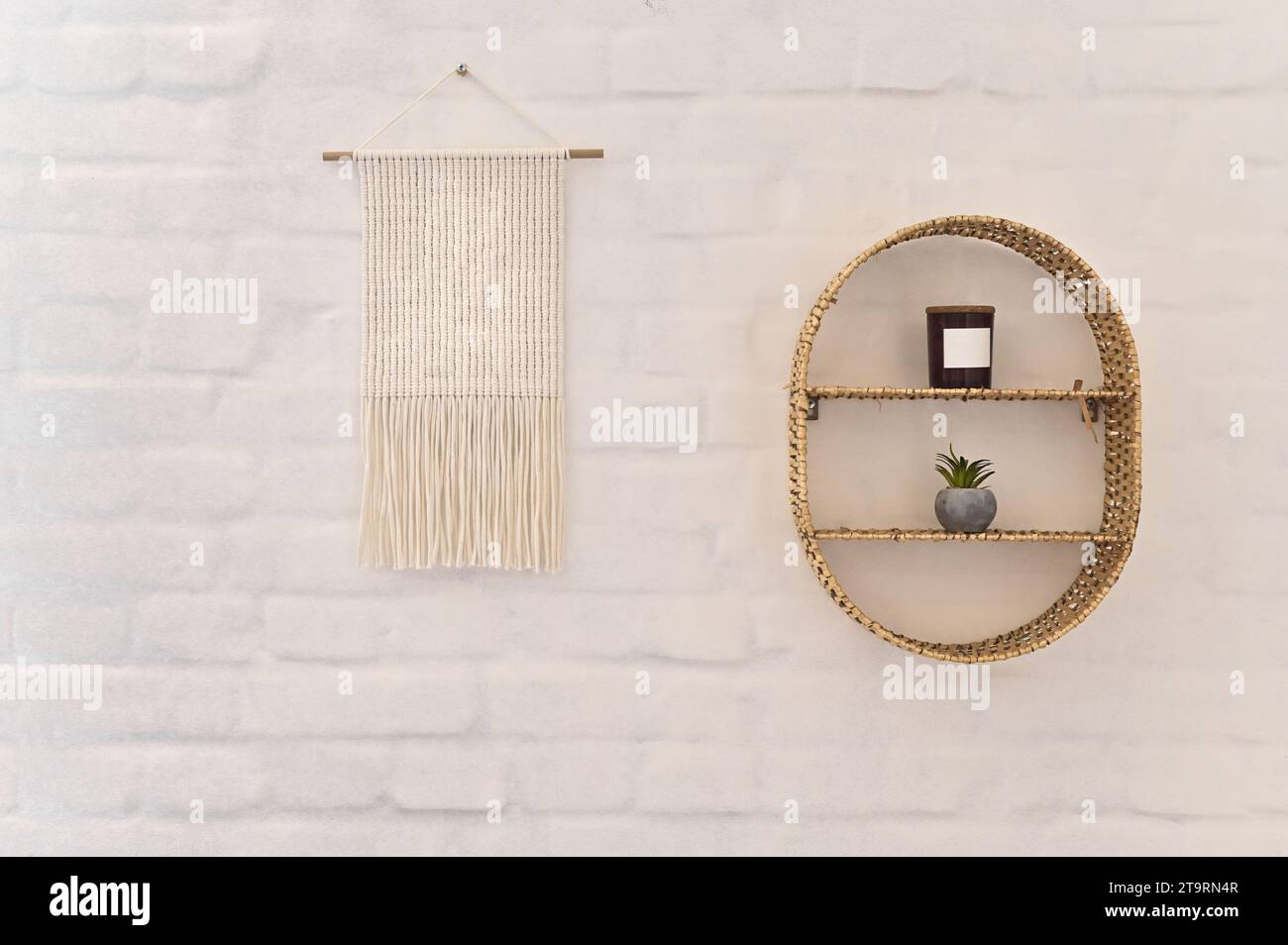 decorazione in vimini con mensola a muro su una parete in mattoni. copia spazio Foto Stock