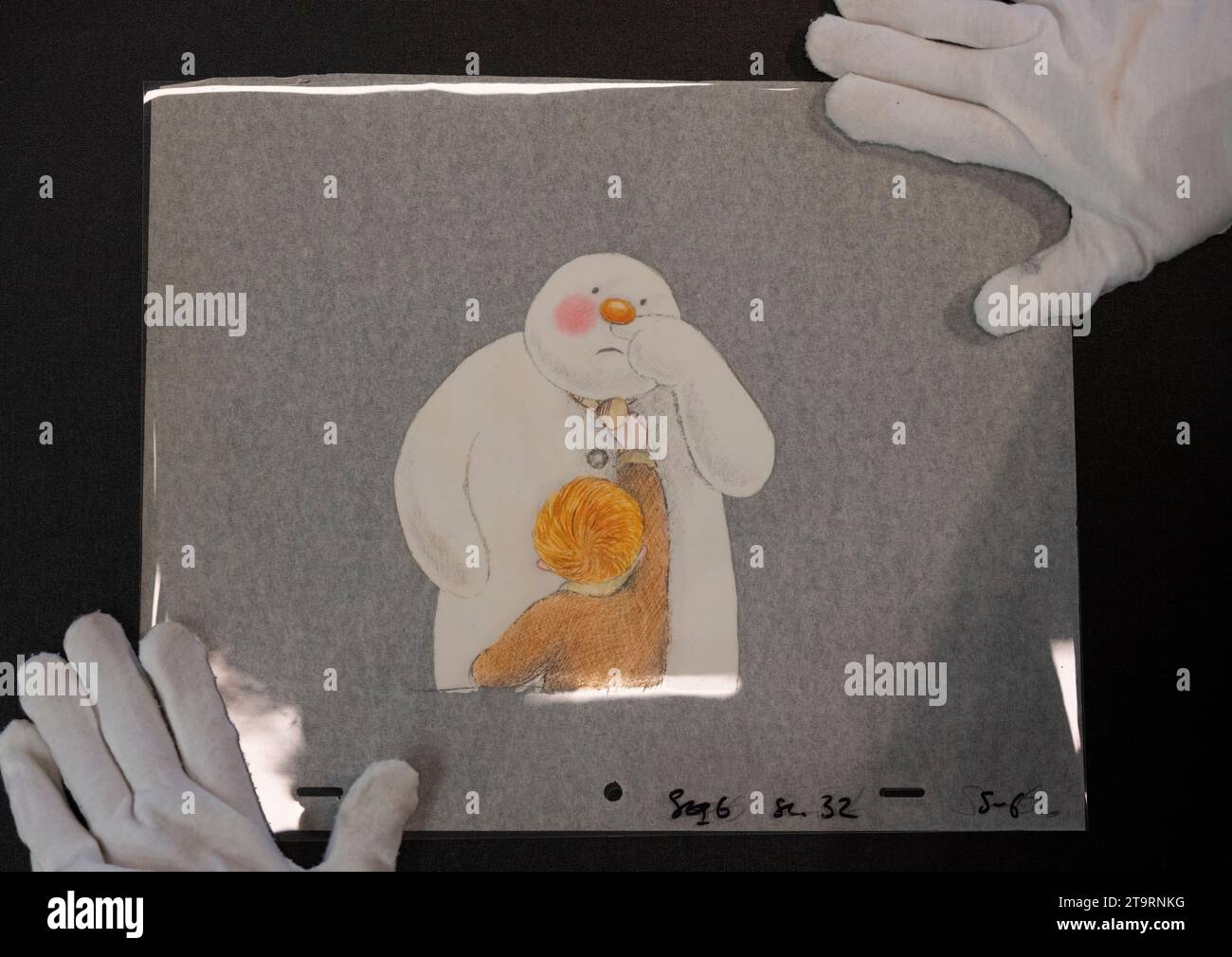 Londra, Regno Unito. 27 novembre 2023. L'anteprima della vendita Rock, Pop & Film si terrà a Bonhams Knightsbridge per la vendita il 29 novembre. Le attrazioni includono: Il pupazzo di neve: Original Animation Cels, prezzi diversi. Crediti: Malcolm Park/Alamy Live News Foto Stock