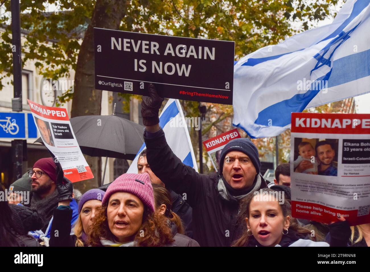 Londra, Regno Unito. 26 novembre 2023. Un manifestante tiene un cartello "non c'è mai più" durante la manifestazione. Migliaia di manifestanti pro-Israele hanno marciato nel centro di Londra contro l'antisemitismo e hanno chiesto il rilascio di ostaggi israeliani detenuti da Hamas a Gaza. (Foto di Vuk Valcic/SOPA Images/Sipa USA) credito: SIPA USA/Alamy Live News Foto Stock