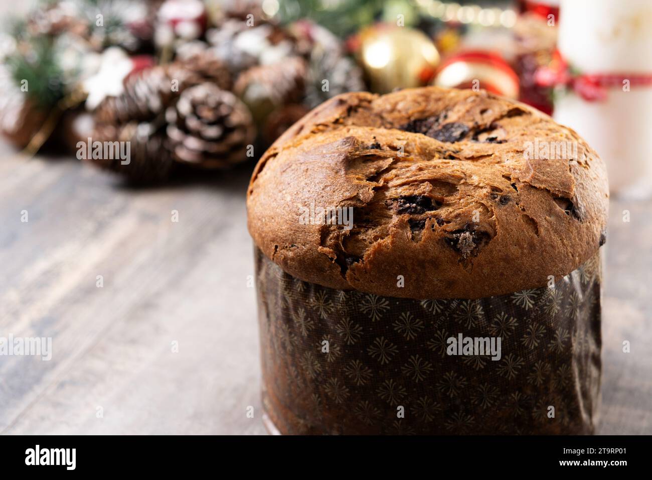 Panettone natalizio con gocce di cioccolato su tavola di legno Foto Stock
