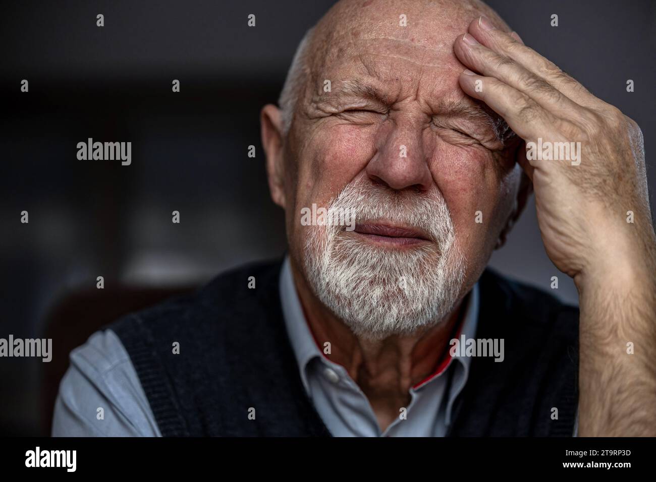 Ritratto di un uomo anziano che soffre di mal di testa Foto Stock