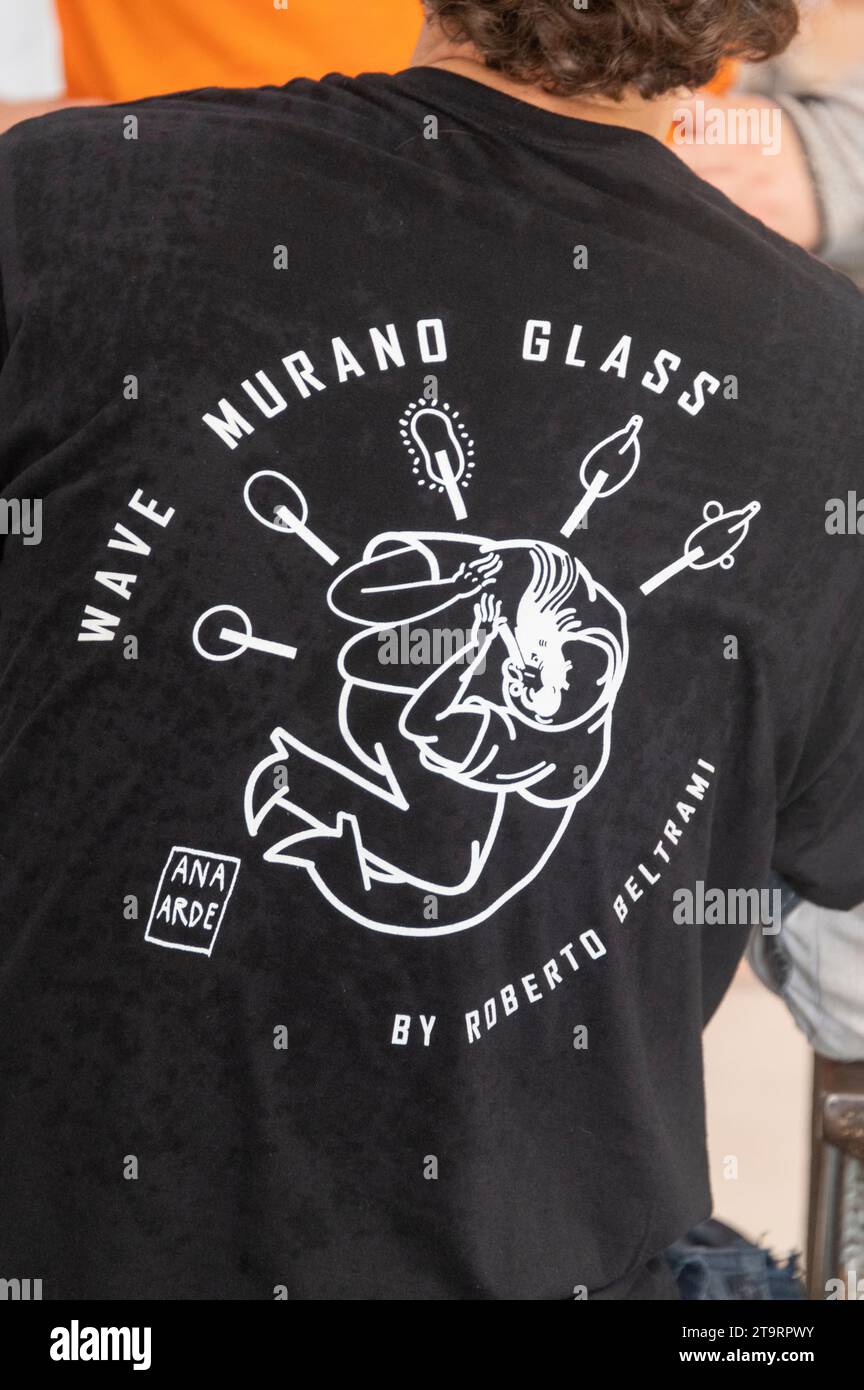 Un logo di Wave Murano Glass su una camicia di vetro t. presso la fornace Wave Murano Glass, sull'isola di Murano, vicino a Venezia, nella regione Veneto di NOR Foto Stock