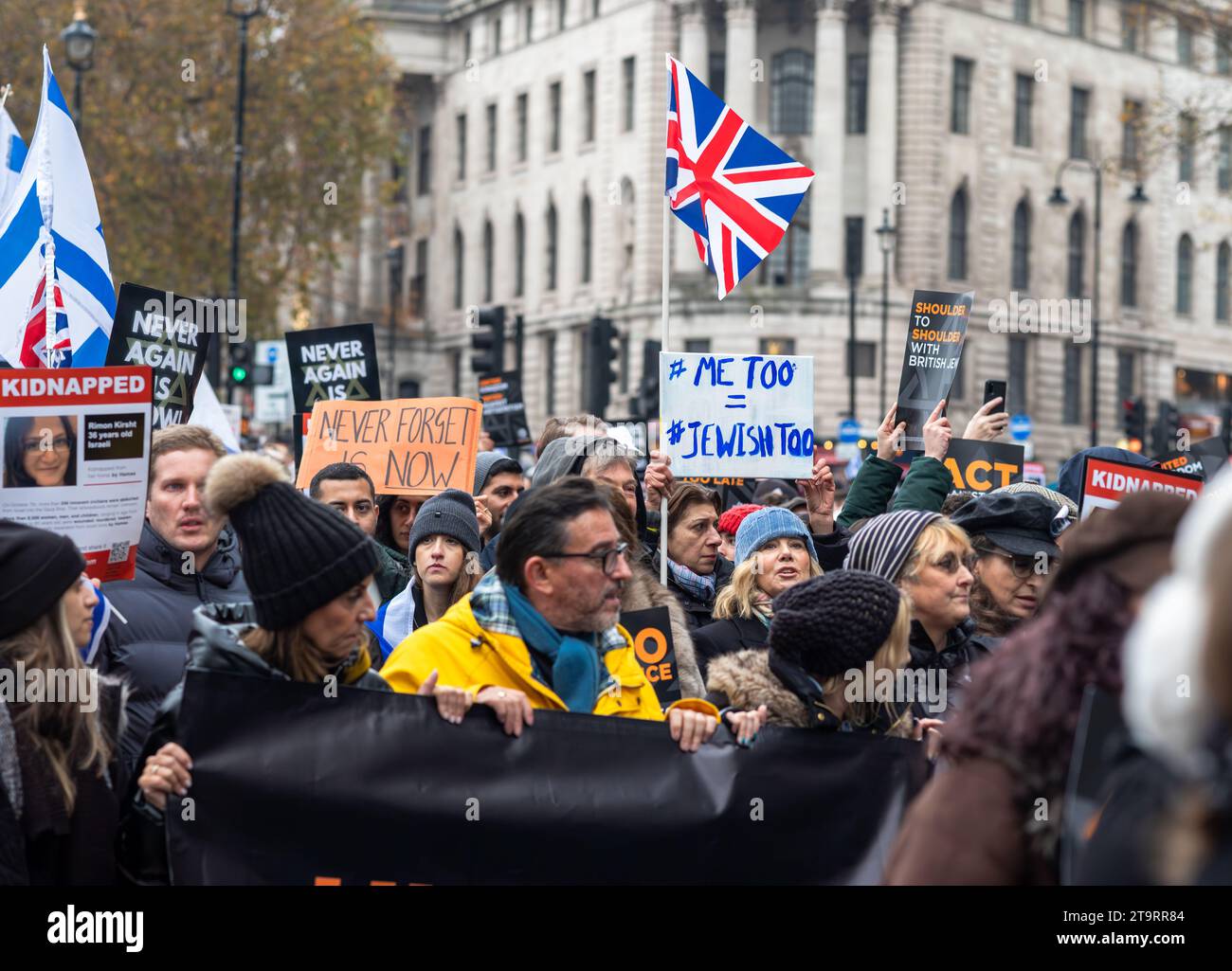 Londra, Regno Unito. 26 novembre 2023. I manifestanti pro-israeliani alla "marcia contro l'antisemitismo” tengono bandiere e cartelli a sostegno degli ostaggi presi da Hamas a Gaza. Crediti: Andy Soloman/Alamy Live News Foto Stock