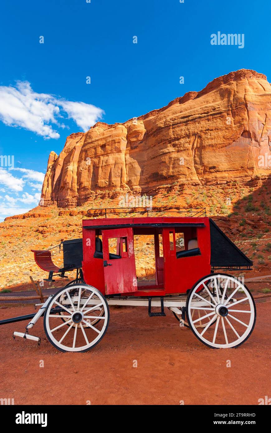 Carrozza storica a Monument Valley, cielo nuvoloso, ovest, ovest, cielo, Utah, Stati Uniti Foto Stock