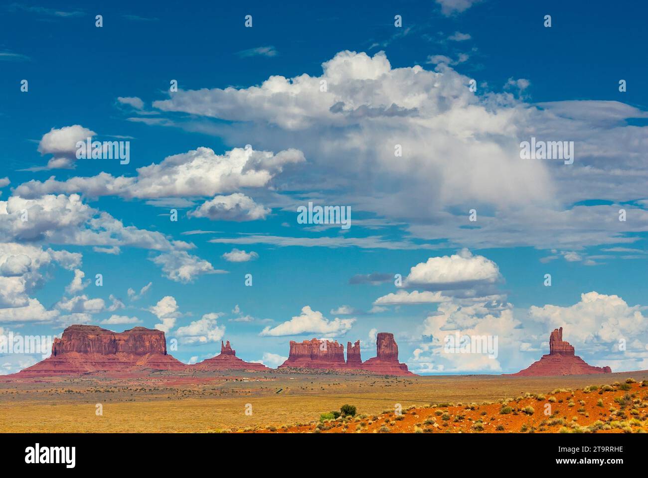 Vista della Monument Valley, cielo nuvoloso, nuvola, cielo, Utah, USA Foto Stock