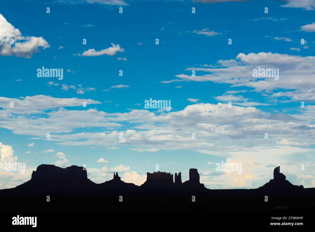 Silhouette di Monument Valley, cielo nuvoloso, nuvola, cielo, ovest, west, Utah, USA Foto Stock