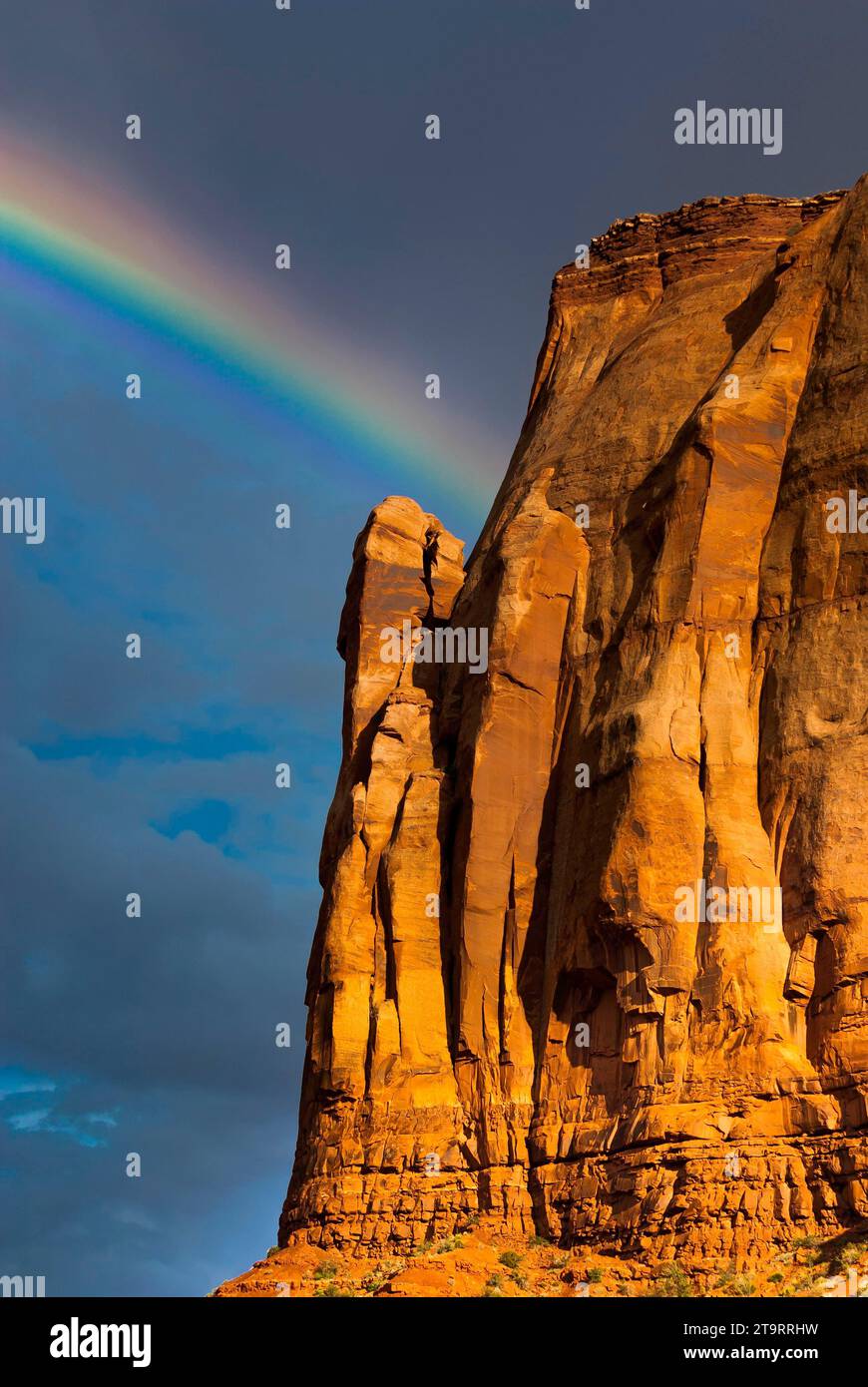 Arcobaleno nella Monument Valley, cielo nuvoloso, nuvola, cielo, rocce, Utah, Stati Uniti Foto Stock