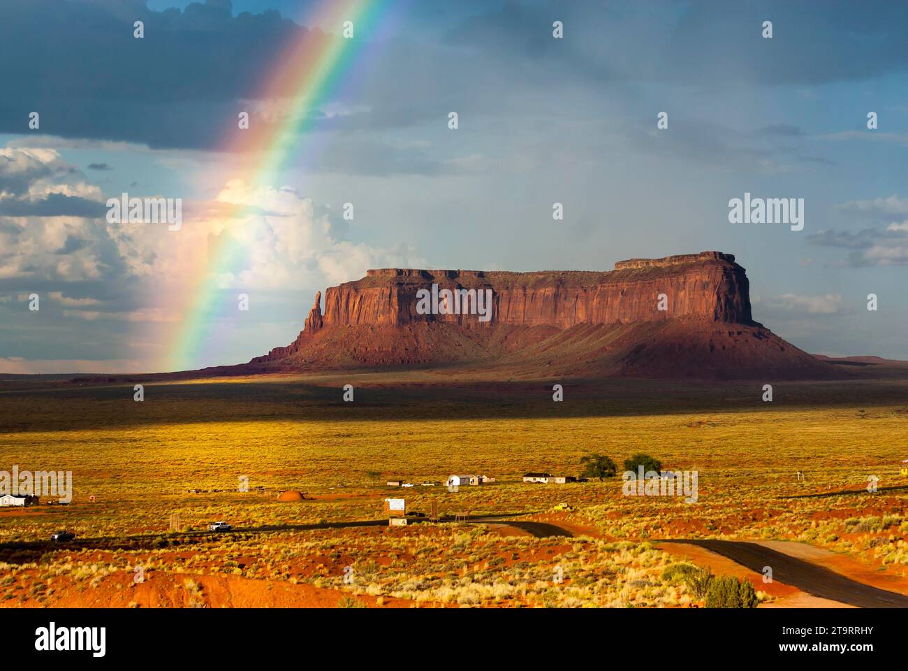 Arcobaleno a Monument Valley, cielo nuvoloso, nuvola, cielo, ovest, ovest, Utah, USA, Nord America Foto Stock