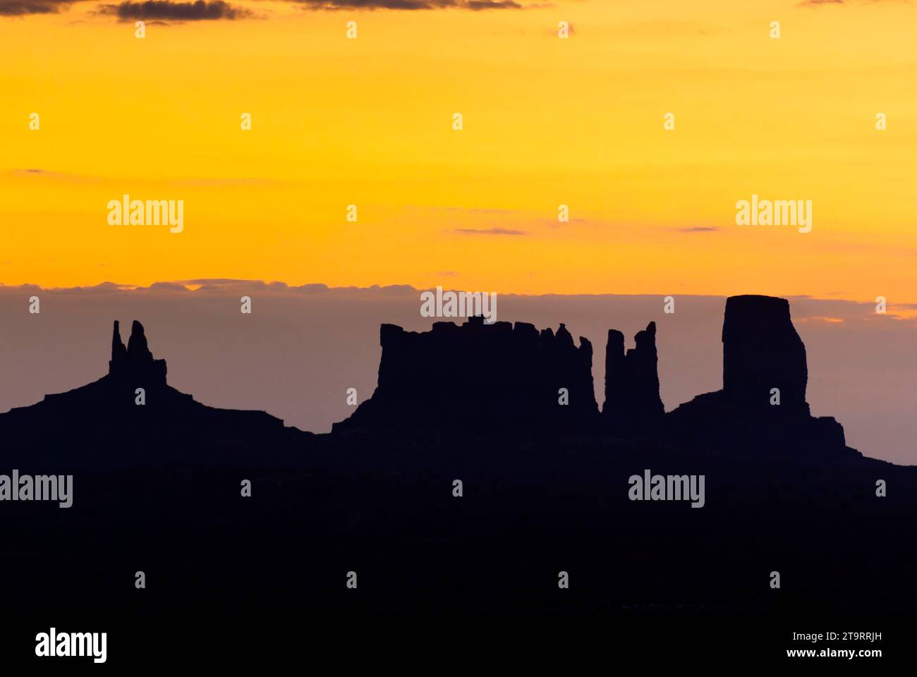 Cielo mattutino con silhouette a Monument Valley, nuvola, sole, cielo, tempo, ovest, Utah, Stati Uniti Foto Stock