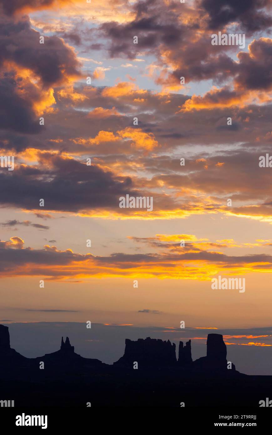 Cielo mattutino con silhouette a Monument Valley, nuvola, sole, cielo, tempo, ovest, Utah, Stati Uniti Foto Stock