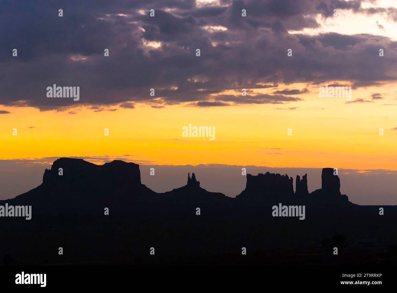 Cielo mattutino con silhouette a Monument Valley, nuvola, sole, cielo, tempo, ovest, ovest, Utah, USA, Nord America Foto Stock