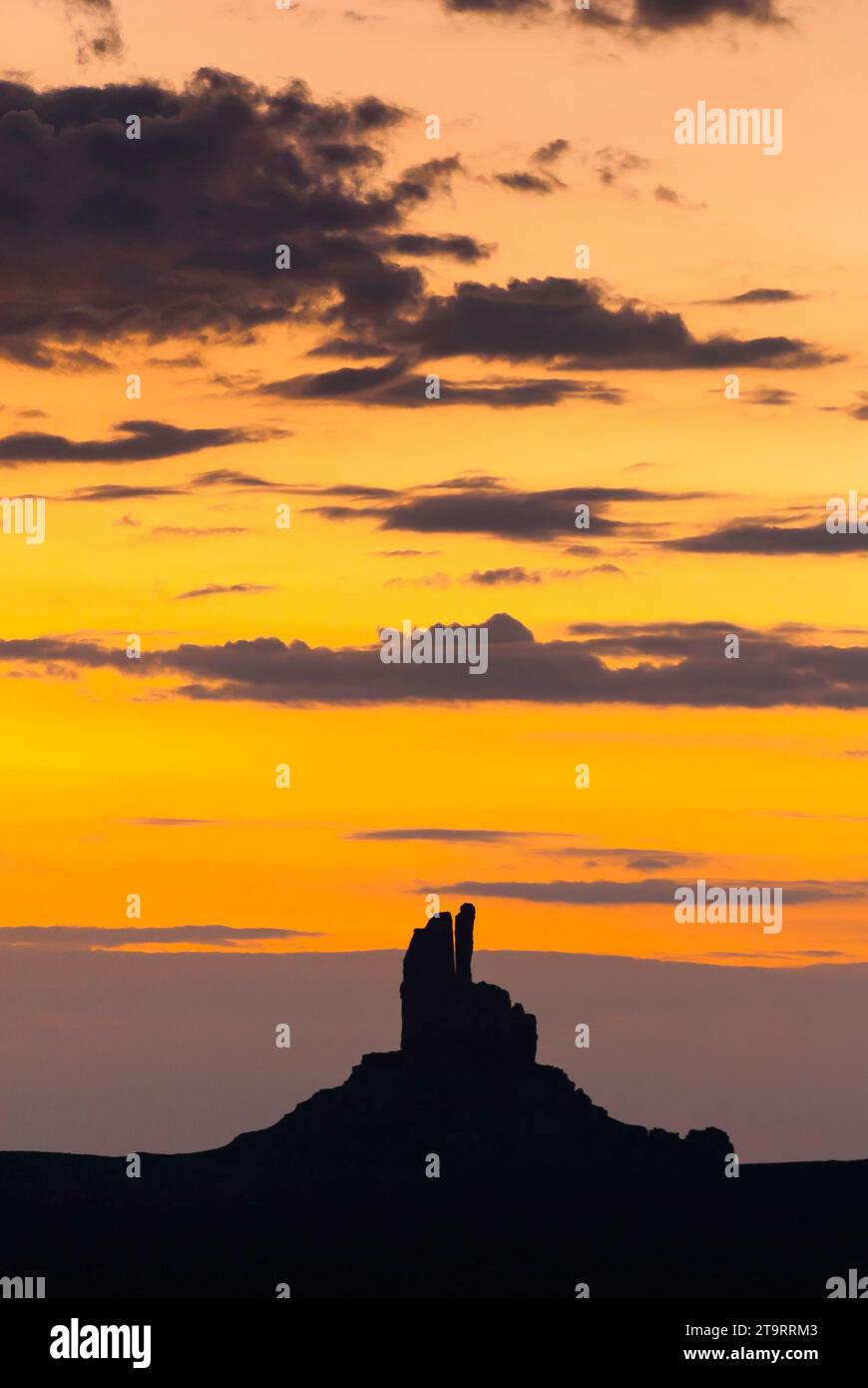 Cielo mattutino con silhouette a Monument Valley, nuvola, sole, cielo, tempo, ovest, ovest, Utah, USA, Nord America Foto Stock