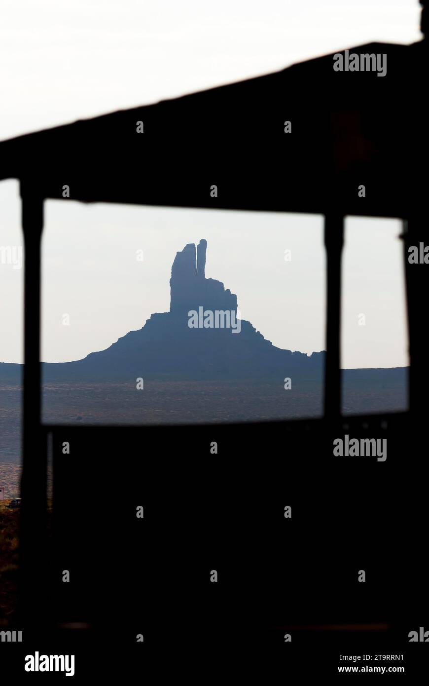 Cabina con sagoma a Monument Valley, nuvola, sole, cielo, tempo, ovest, Utah, Stati Uniti Foto Stock