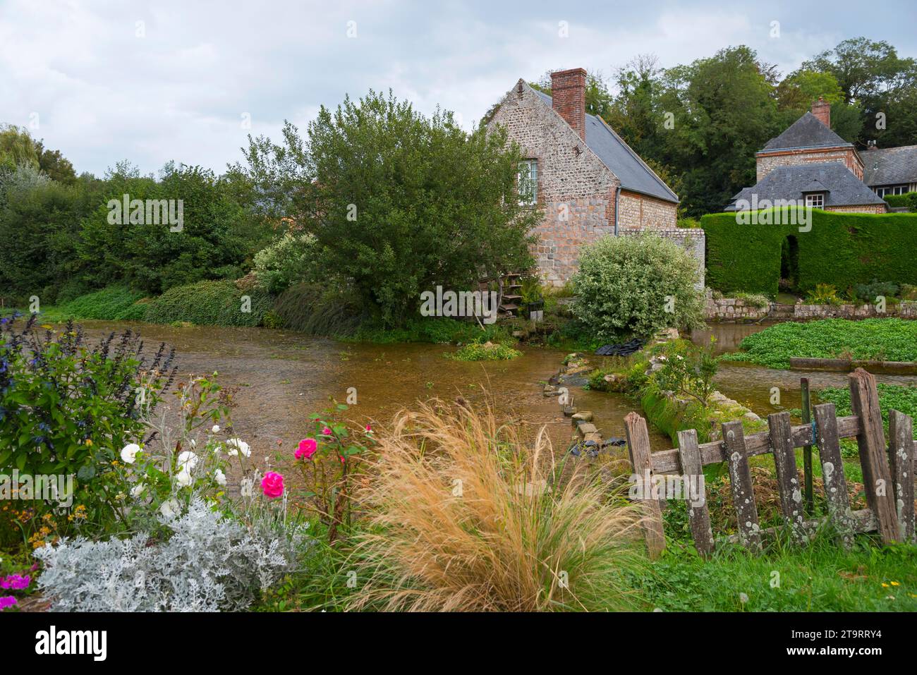 Il fiume più corto della Francia con il vecchio mulino ad acqua, Moulin Des Cressonnieres, mulino ad acqua sul fiume Veule, Veules les Roses, Seine Maritime, Cote Foto Stock