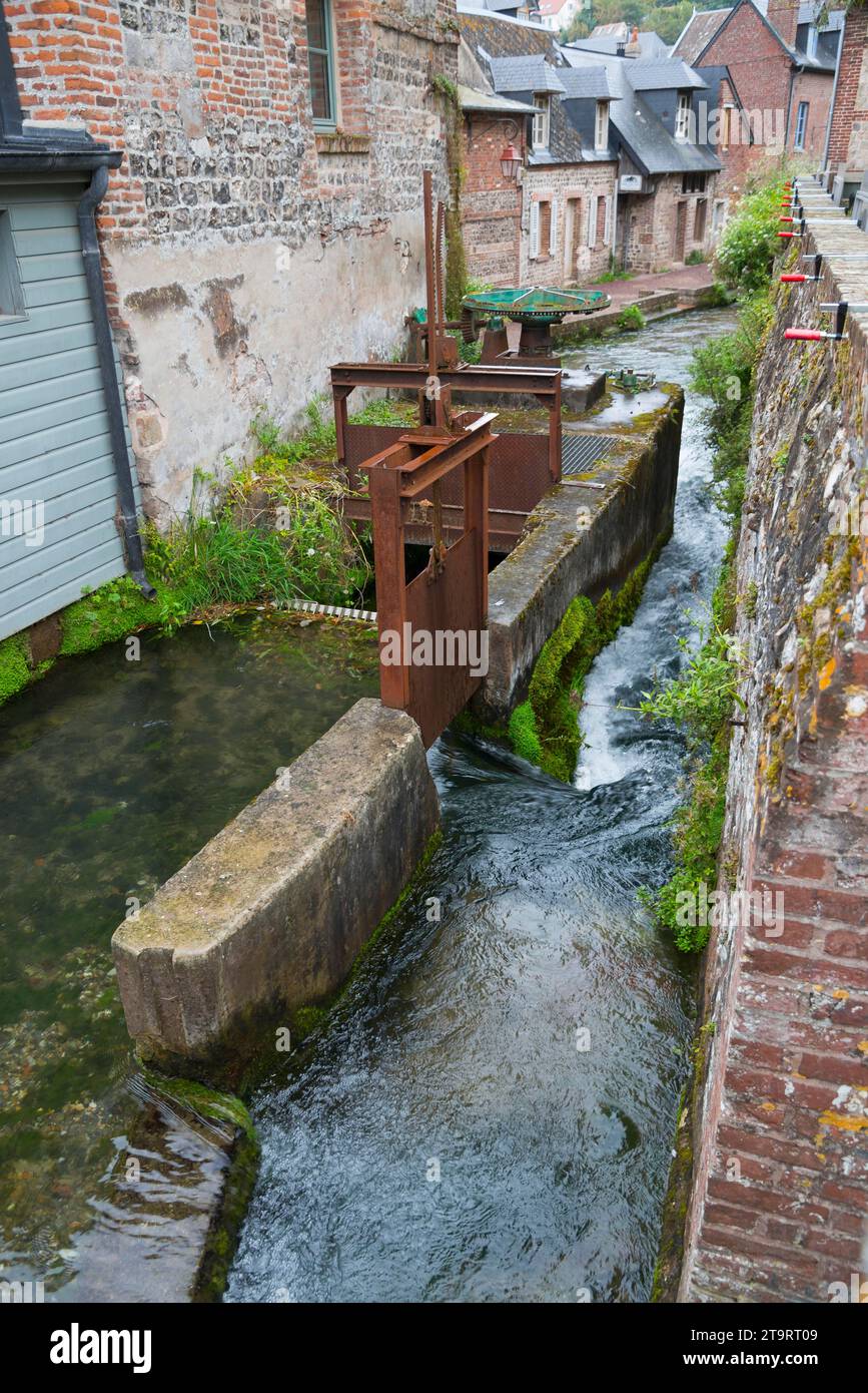 Vecchio mulino ad acqua, Moulin du Marche, Veules les les Roses, fiume più corto della Francia, Senna Maritime, Cote d'Albatre, Normandia, Francia Foto Stock