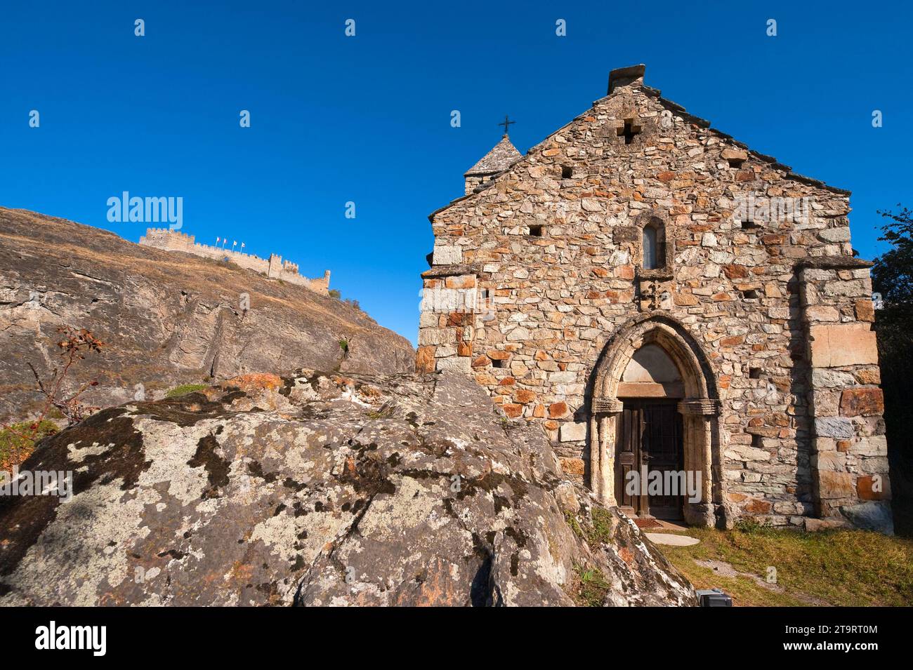Cappella con Castello Tourbillon su una collina a Sion, Vallese, Svizzera Foto Stock