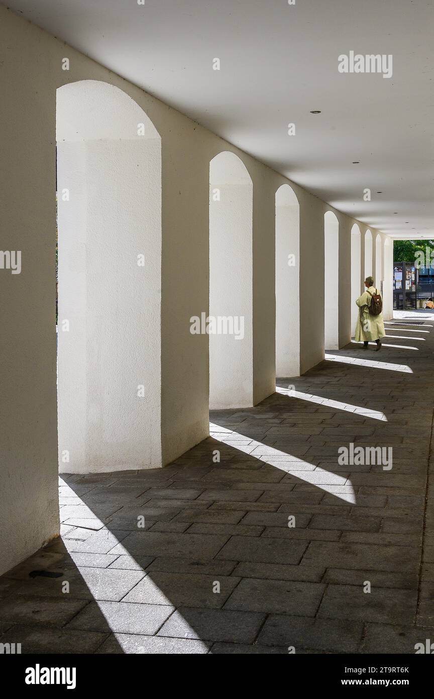 Colonnato con ombre, Mindelheim, Baviera, Germania Foto Stock