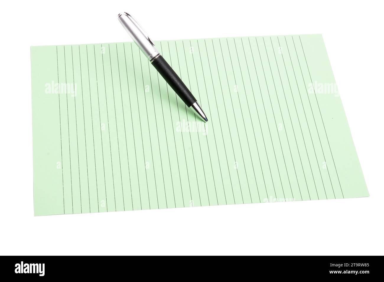 Penna e carta a colori su un sfondo isolato Foto Stock