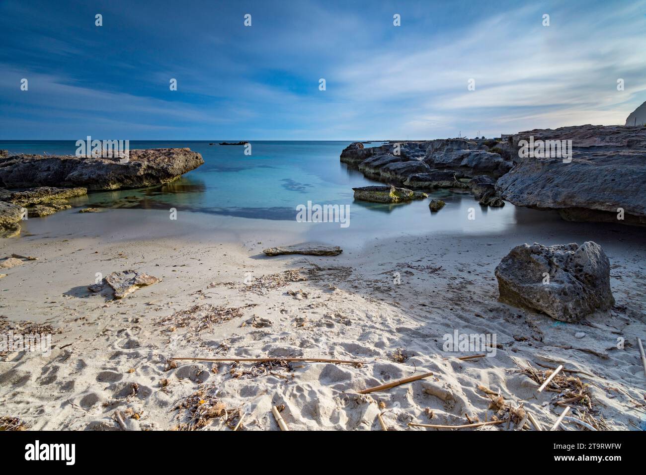 Una piccola spiaggia sabbiosa nella baia di Calamoni, Favignana Foto Stock