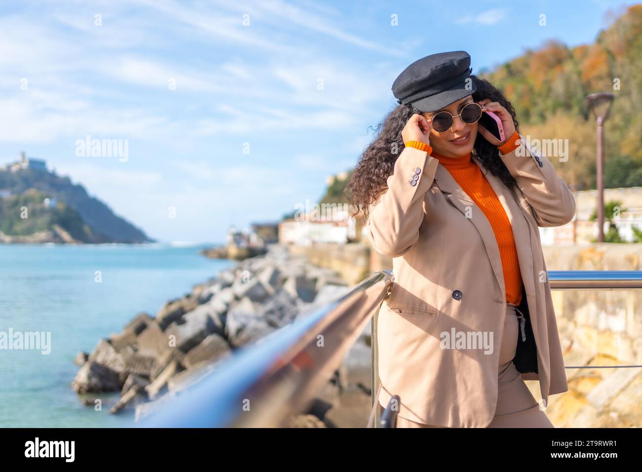 Elegante donna latina di bellezza in una giornata di sole d'autunno vicino al mare Foto Stock