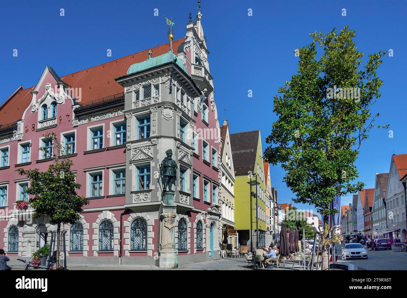 Municipio con statua di Georg von Frundsberg su Marienplatz, Mindelheim, Baviera, Germania Foto Stock