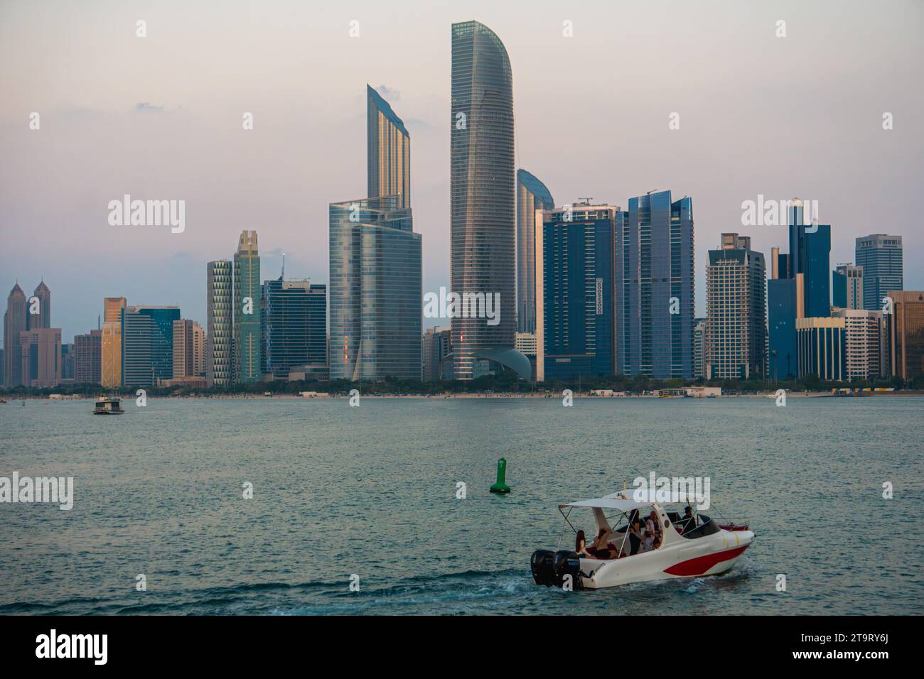 Skyline di Abu Dhabi al tramonto, dal punto panoramico di Abu Dhabi, negli Emirati Arabi Uniti Foto Stock