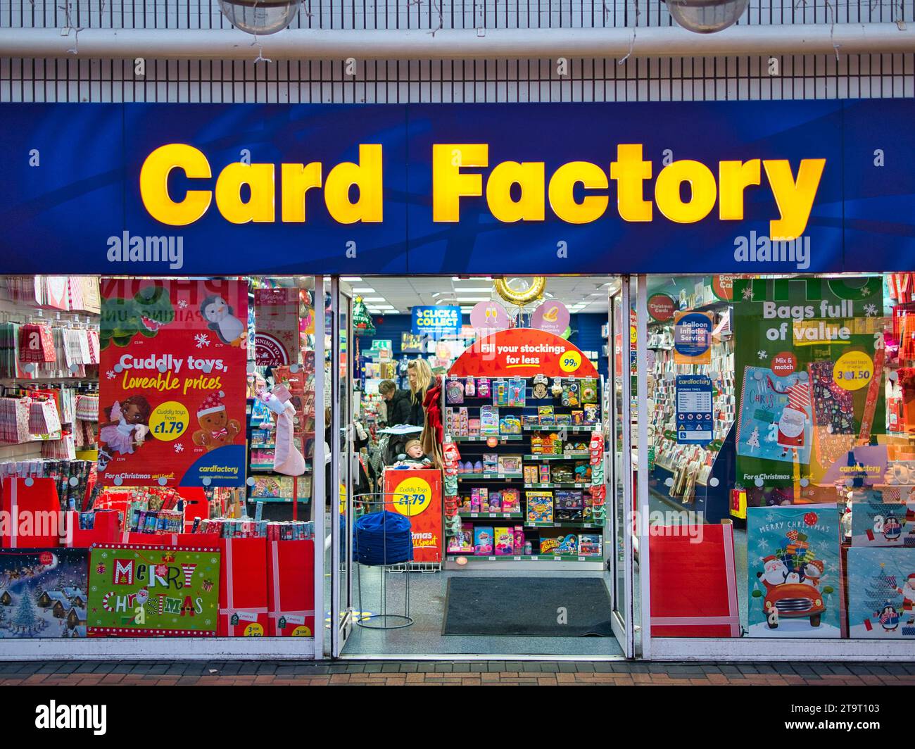 La facciata di una filiale di Card Factory, un rivenditore di biglietti di auguri e regali nel Regno Unito. Fondata a Wakefield da Dean e Janet Hoyle nel 1997. Foto Stock
