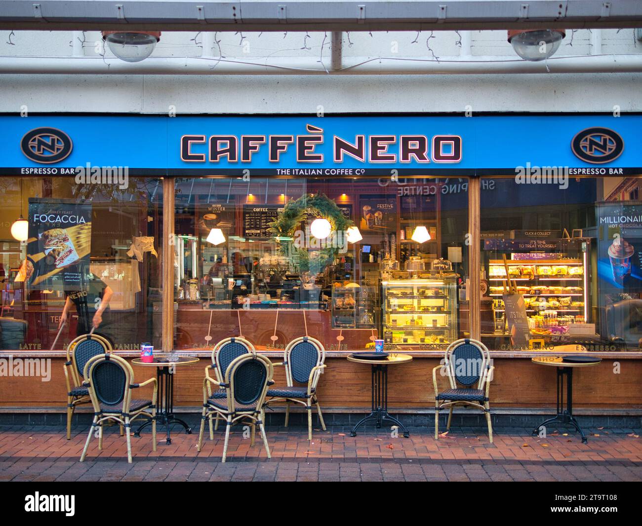 La facciata di una filiale della Caffe Nero, un'azienda di caffè con sede a Londra, in Inghilterra. Fondata nel 1997 da Gerry Ford. Foto Stock