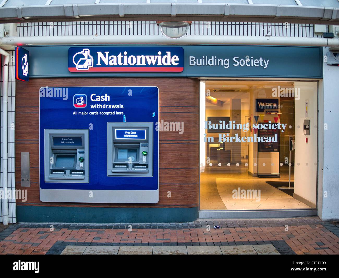 La facciata di un ramo della Nationwide Building Society. Sono disponibili due sportelli automatici (ATM) per l'uso. Foto Stock
