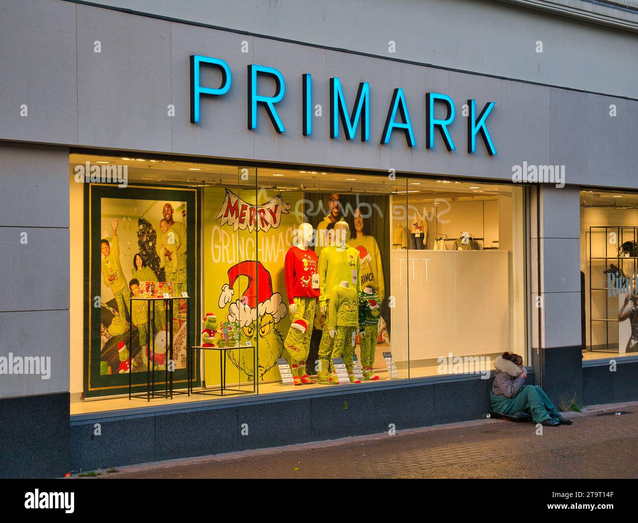 La parte anteriore di una filiale di Primark, rivenditore di abbigliamento scontato. Foto Stock