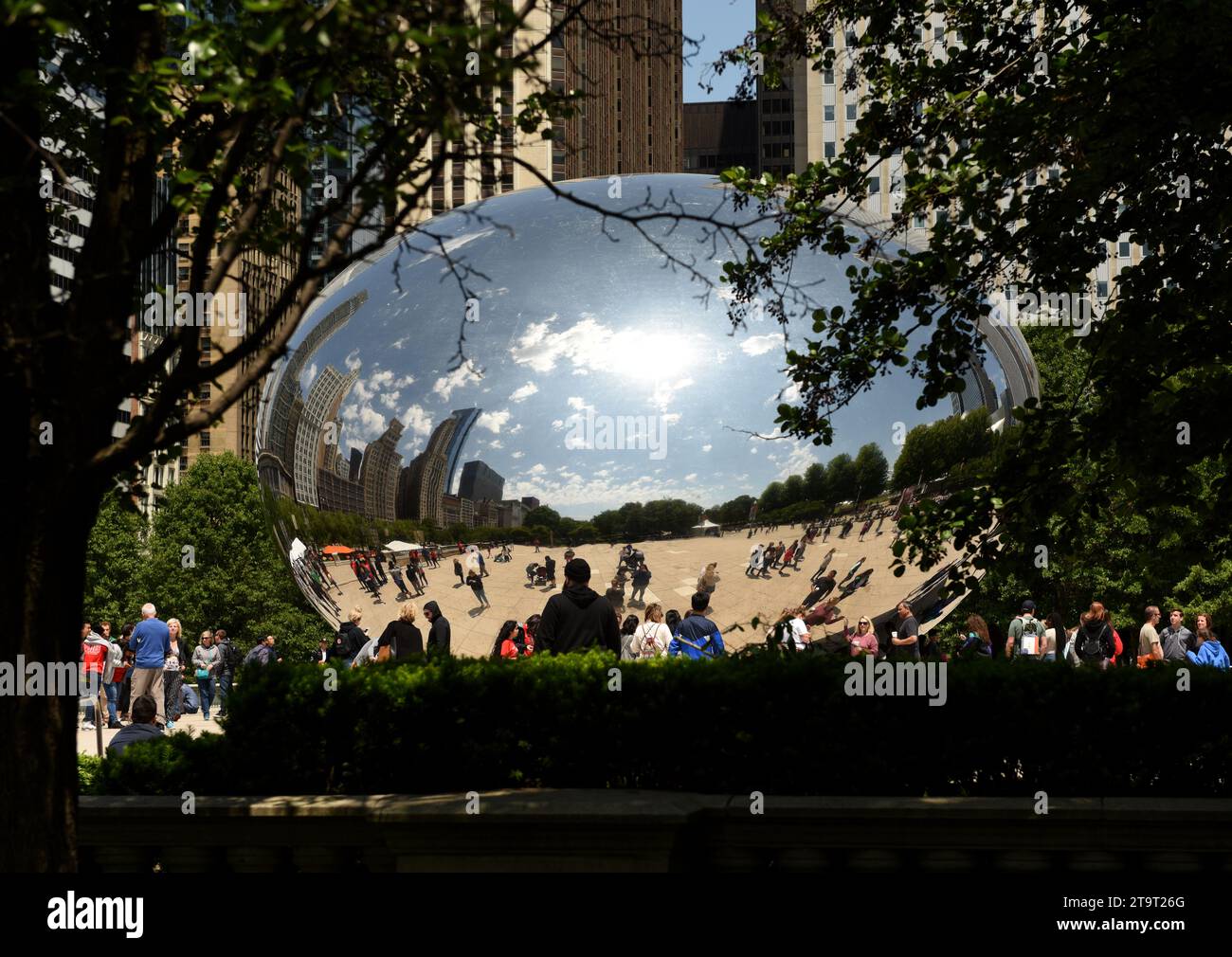 Chicago, USA - 5 giugno 2018: People Near the Cloud Gate, una scultura pubblica di Anish Kapoor al Millennium Park. Cloud Gate, noto anche come Bean On Foto Stock