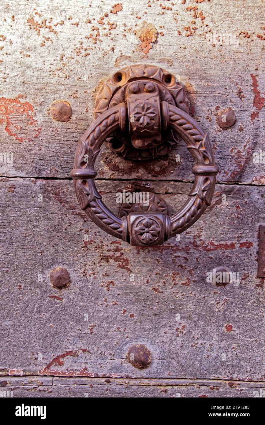 heurtoirs de porte en métal finement décoré / battitori delle porte in metallo finemente decorati Foto Stock